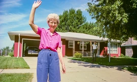 Bộ ảnh "Rời đi và vẫy tay" gây xúc động mạnh bởi câu chuyện gia đình ấm áp 