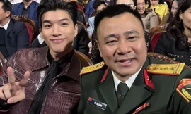 NSND Tự Long và HIEUTHUHAI có khoảnh khắc "seo-phi" dễ thương tại sự kiện