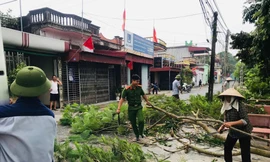 Tuổi trẻ Công an Thái Bình tích cực hỗ trợ người dân phòng, chống bão số 3