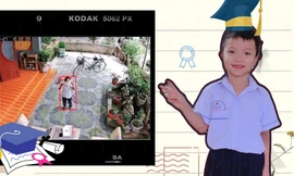 Đoạn clip em bé khoe giấy khen với bố qua camera khiến ai xem cũng xúc động