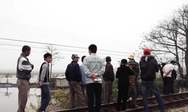 Đi vệ sinh bị tàu cán chết