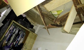 Mái tôn nhà bà Lan bị khối bê tông đè sập