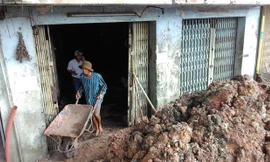 Người dân trong khu vực dự án nâng đường bị ảnh hưởng khi nhà bỗng dưng biến thành hầm. Ảnh Việt Văn