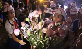 Hơn 300 em thiếu nhi Cần Thơ báo công và dâng hoa lên Bác tại tượng đài Bác Hồ, Bến Ninh Kiều thành phố Cần Thơ