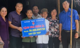 Trao tiền hỗ trợ xây nhà tình nghĩa cho cựu TNXP Trần Văn Thảo, xã Sơn Kim 2, Hương Sơn 
