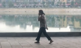 Người dân phải bịt mũi mỗi khi đi qua hồ Ngọc Khánh những ngày này.