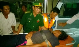 Đưa ngư dân bị tai biến vào bờ