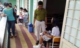 Trần Lê Thúy Vy, bị gãy chân nhưng vẫn tự mình đến điểm thi