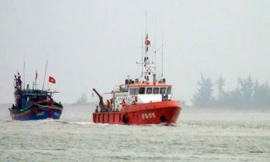 Tàu cứu hộ BĐBP Nghệ An đang lai dắt tàu bị nạn của ngư dân vào bờ trưa 24/9. Ảnh VTC news