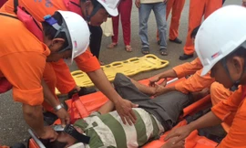 Đến chiều 18/8, ngư dân bị tai biến trên biển đã được đưa vào bờ để tiếp tục điều trị. Ảnh: Trung tâm II cung cấp. 