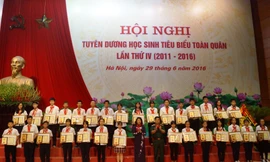  Phó Chủ tịch nước Đặng Thị Ngọc Thịnh và Trung tướng Lê Chiêm trao thưởng cho 290 học sinh có thành tích tiêu biểu, xuất sắc trong 5 năm học, giai đoạn 2011-2016