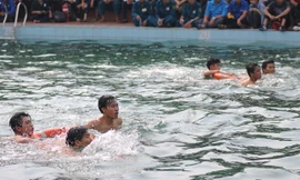 Đoàn viên, thanh niên thực hiện các thao tác, kỹ năng thoát hiểm, ứng cứu trong các trường hợp nguy cấp - Ảnh: An Hiếu 