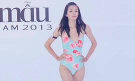 'Bản sao' Đan Lê khoe body gợi cảm khi catwalk với áo tắm