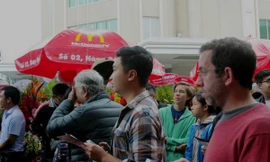 Hàng trăm người xếp hàng chờ McDonald's ở Hà Nội