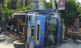 Xe tải lao vào quán cà phê