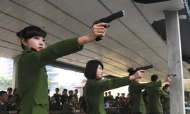 Ngày 8-3, đột nhập ngắm bóng hồng... luyện súng