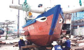 Cựu binh Trường Sa đóng tàu cho ngư dân