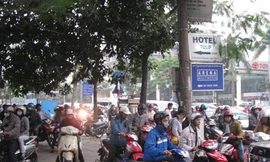 Đi xe máy lên vỉa hè là phạm luật