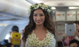 Múa bikini bốc lửa trên máy bay VietJetAir