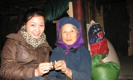 Phóng viên Nguyễn Hà (giải đặc biệt) “ba cùng” với người dân vùng cao trong chuyến viết bài về trí thức trẻ làm