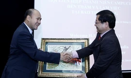 Chủ tịch T.Ư Hội LHTN Campuchia thăm báo Tiền Phong