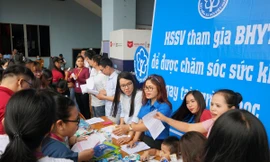 Cán bộ BHXH tới trường học tuyên truyền, vận động các em học sinh, sinh viên tham gia BHYT.