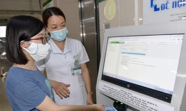 Người dân sử dụng thẻ BHYT điện tử từ ứng dụng VssID - BHXH số trên thiết bị thông minh cầm tay để làm thủ tục khám chữa bệnh BHYT, thay cho thẻ BHYT giấy truyền thống.