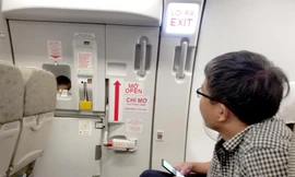 Nhiều hành khách đi máy bay nhầm cửa thoát hiểm là cửa nhà vệ sinh nên tự ý mở, hành động này gây nhiều thiệt hại cho các hãng hàng không. Ảnh minh họa.