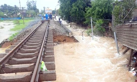 Đoạn đường sắt Bắc Nam qua Quảng Nam và Quảng Ngãi bị sạt lở do mưa lũ, tàu Thống nhất bị gián đoạn hoạt động. Ảnh: FB ĐSVN.