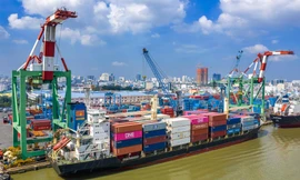 Kinh tế dần phục hồi sau đợt dịch COVID-19 bùng phát lần thứ 4 giúp số liệu nhập siêu giảm mạnh. Ảnh minh hoạ.