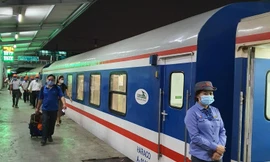 Gần như số vé tàu Bắc - Nam bán ra cho đôi tàu chạy thí điểm đã được bán hết chỉ trong 1 buổi sáng, đường sắt đang xem xét tăng thêm tàu.