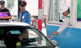 Nếu dự án hợp tác công - tư nhà đầu tư thu phí vượt dự toán từ 125% trở lên, phần vượt thu sẽ phải chia sẻ lại nhà nước 50%, nếu hụt thu sẽ được nhà nước chia sẻ lại. Ảnh thu phí dự án BOT giao thông.