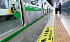 Theo thiết kế, khoảng cách giữa vị trí khách đứng chờ tàu và đoàn tàu chỉ có vạch cảnh báo, không có rào chắn, nên Tư vấn ACT khuyến nghị cần bổ sung vách chắn bằng kinh để đảm bảo an toàn khai thác.