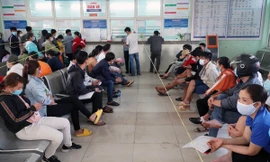 Khách xếp hàng trả vé tàu Tết tại các ga phía Nam. Ảnh minh hoạ.