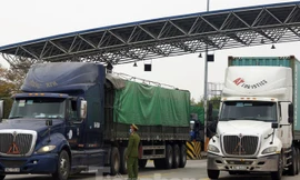 Bộ GTVT sẽ xây dựng quy chuẩn cho phương tiện chở hàng từ vùng có dịch COVID-19 để áp dụng thống nhất trên toàn quốc. Ảnh chốt kiểm soát phương tiện ra/vào Hải Phường tiếp giáo với Hải Dưởng.