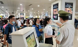 Có biểu hiện lơ là, chủ quan trong phòng chống dịch COVID-19 tại các sân bay. Ảnh chỉ có tính chất minh hoạ.