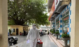 Sáng 28/1. nhân viên CDC Quảng Ninh mang mẫu xét nghiệm SARS-CoV-2 về Trung tâm CDC để làm xét nghiệm. Ảnh: Thuận Phương