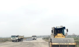 Đoạn cao tốc Cao Bồ - Mai Sơn dự kiến thông xe vào tháng 10 tới. Ảnh chụp công trường tháng 2 vừa qua.