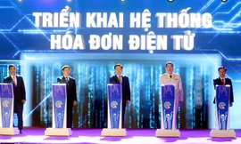 Phó Thủ tướng Lê Minh Khái, Bộ trưởng Tài chính Hồ Đức Phớc và các vị khách mời, lãnh đạo Tổng cục Thuế nhấn nút triển khai hệ thống hóa đơn điện tử giai đoạn 1. Ảnh: Phạm Thanh.