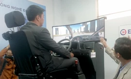 Thiết bị cài đặt phần mềm mô phỏng các tình huống giao thông sẽ được áp dụng trong học và thi bằng lái xe thời gian tới. Ảnh: Phạm Thanh.