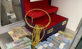 Hộp tài sản chứa tiền mặt và vàng bị bỏ quên trên chuyến bay VN1262, chủ nhân đã tới nhận lại.