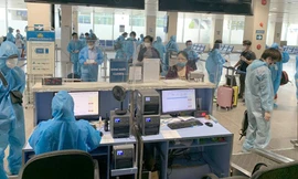 Chỉ 5 nhóm khách được đi máy bay qua sân bay Tân Nhất.