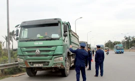 Thanh tra giao thông thực hiện cân xe để kiểm soát tải trọng phương tiện qua cầu Thăng Long.