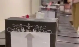 Hình ảnh cả chục thùng rượu ngoại dán nhãn "Bộ trưởng Bộ GTVT" được gửi qua máy bay hôm 26/4 vừa qua. Ảnh cắt từ clip.