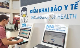 Khách muốn sử dụng các dịch vụ ăn uống, mua sắm tại sân bay Nội Bài buộc phải cài đặt và sử dụng ứng dụng VNEID mới có thể quét khi qua cửa. Ảnh minh họa.