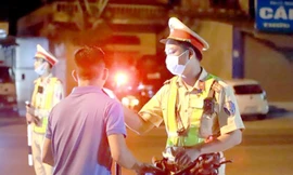 Lực lượng cảnh sát giao thông kiểm tra nồng độ cồn của tài xế trong ngày đầu ra quân đảm bảo trật tự an toàn giao thông dịp Lễ 30/4-1/5/2021. Ảnh: CSGT.