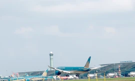 Tình trạng chiều đèn và vật thể bay xung quanh sân bay gây uy hiếp an toàn khai thác hàng không đã diễn ra nhiều năm qua, nhưng chưa được xử lý dứt điểm.