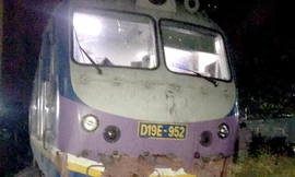 Đầu máy bị trật ray sau khi đâm phải container vượt đường ngang. Ảnh: ĐSVN.