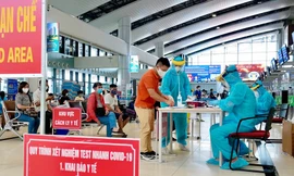 Khách đi hàng không ngày càng tăng, hứa hẹn thị trường hàng không nội địa sẽ sớm phục hồi. Ảnh khách làm xét nghiệm nhanh tại sân bay Nội Bài (Hà Nội).
