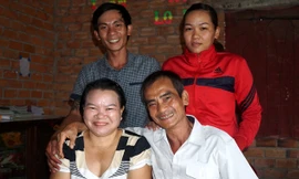 Niềm vui của vợ chồng ông Nén và vợ chồng con trai Huỳnh Thành Lượng, sau khi ông Nén được đình chỉ bị can.